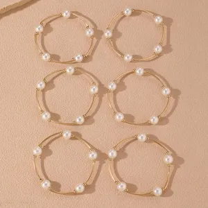 Set de pulseras circulares de metal dorado con perlas, joyería de muñeca minimalista.