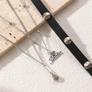 Punk polistromiko asimenio kolie me kremasto mikrofono kai mauro dermatino choker louri.