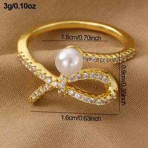 Goldenes verstellbares Ringdetail mit Schleife, Perle und funkelnden Zirkonia Steinen.