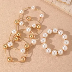 Primer plano detallado de los detalles del conjunto de pulseras apilables de perlas.