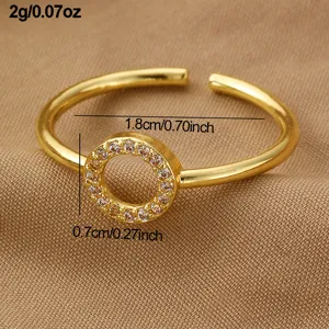 Exquisites offenes Ringdetail mit funkelndem Zirkonkreis-Design und goldener Oberfläche.