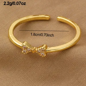 Verstellbarer offener goldener Ring im Detail, funkelnder Zirkonia Schleifenakzent fein.
