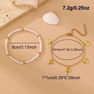 Modische Perlenarmband und Gold Herz Fußkettchen Set für Strandurlaub und Sommer-Looks.