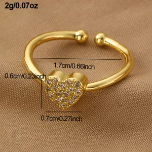 Goldfarbener Zirkon Herz Offener Ring Detail mit Grössenangaben und leichtem Design.