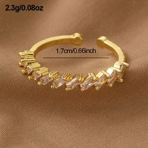 Vergoldeter offener Ring mit funkelnden Baguette Zirkonia Steinen, elegant und verstellbar.