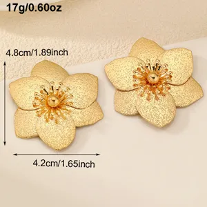 Goldfarbene Metallblumen Ohrringe mit strukturiertem Matt-Finish, eleganter Ohrschmuck.