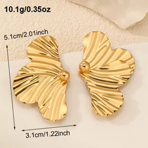 Goldene ohrstecker in blattfom metallstruktur mode accessoires groessen und gewicht ansicht