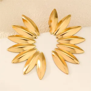 Goldene Blatt Statement Ohrringe, metallisches Blütenblatt Detail für modische Damen.