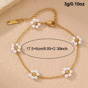 Detailaufnahme des goldenen Boho-Perlenblumen-Armbands mit feinen Edelstahl-Details.