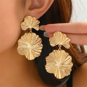 Goldene metallische lagige Ginkgoblatt Ohrringe, elegante Mode Schmuck Detailaufnahme.