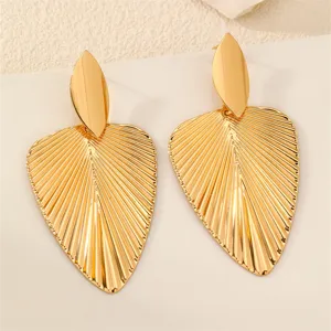 Detailaufnahme von eleganten goldfarbenen blattförmigen Ohrhängern mit strukturierten Adern.