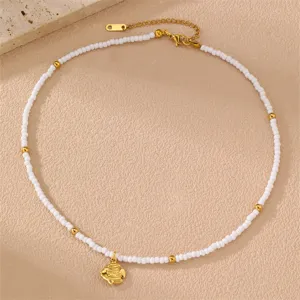 Elegante weiße Perlen Schlüsselbeinkette mit Goldfisch Anhänger für Damen Modeschmuck.