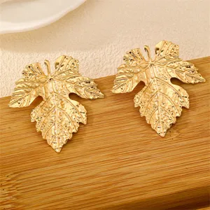 Wunderschöne goldene Blätter Metall Ohrstecker für Damen, elegante Herbstlaub Mode Schmuck.
