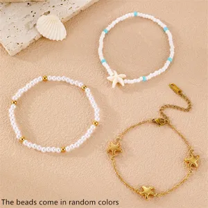 Nahaufnahme von Boho Seestern und Perlen Armbändern Set Sommer Strand Schmuck.