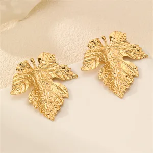 Elegante goldene Ahornblatt Ohrringe, Metall Blatt Ohrstecker fuer Damen Modeschmuck.