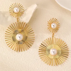 Goldene Sonnenstrahl Perlen Ohrringe, Statement Modeschmuck für Damen Detail Nahaufnahme.