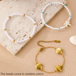 Nahaufnahme von maritimen Boho-Strandarmbändern mit Perlen, Muschel- und Seestern-Anhängern.
