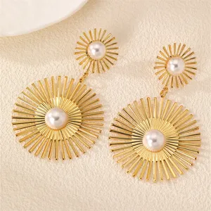 Goldene Sonnenblumen Perlen Ohrringe Detail, metallische geometrische Blatt Schmuck.