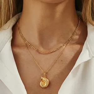 Goldschichtige mehrlagige Halskette mit Muschelanhänger für Damen elegante Schmuckstücke.