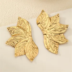 Detailansicht goldfarbene Ahornblatt Metall Ohrstecker, strukturierte Oberfläche, Modeschmuck
