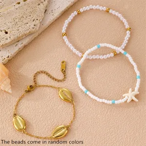Böhmisches Strand Perlenarmband Set mit Muschel, Seestern und Perlen im Urlaubsdetail.