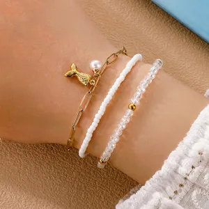 Detailaufnahme des boho mehrschichtigen Perlenarmband-Sets mit bezauberndem Fischschwanz-Anhänger.
