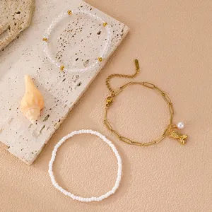 Detailansicht des dreiteiligen Bohème-Strandarmbandsets mit Meerjungfrauen-Anhänger.