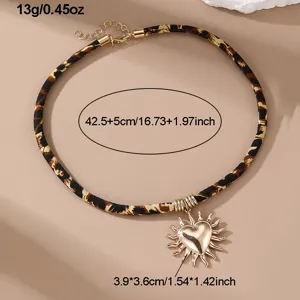 Leopardenmuster Stoff Choker Halskette mit Gold Sonne Herz Anhänger, Detail Größe und Gewicht.