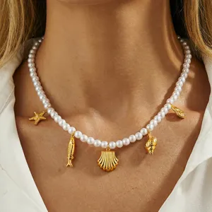 Schicke Perlenkette mit goldenen Muschel- und Seestern-Anhängern, elegante Meeres-Halskette.