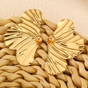 Goldene metallische Ahornblatt Ohrringe Damen Mode Blätter Ohrstecker Schmuck