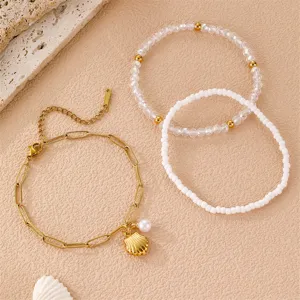 Böhmisches Strand Armband Set mit Muschel Anhänger, Kristallperlen und weißen Perlen.