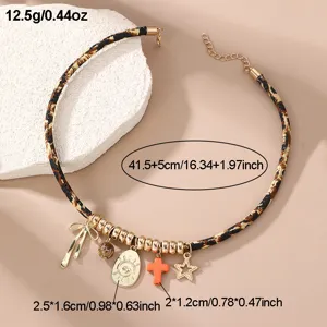 Detailansicht der Leopardenmuster Samt Kordel Choker Halskette mit Anhängern.