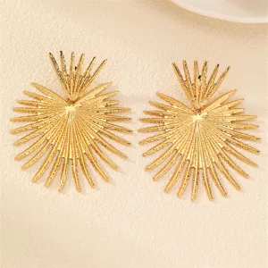 Detailaufnahme goldfarbene Statement-Ohrringe, metallische Fächer-Blatt-Ohrstecker.