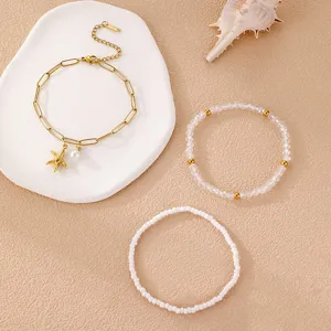 Böhmisches 3-teiliges Armband-Set mit goldenem Seestern-Anhänger, Kristallen und Perlen.