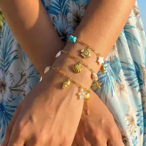 Goldfarbenes Ozean-Charms-Armband-Set mit Muscheln und Seesternen im Boho-Urlaubsstil Detailansicht