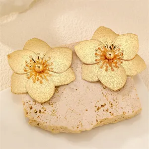 Elegante goldene Blumen Ohrringe, metallische Statement Ohrstecker für Damen Mode.