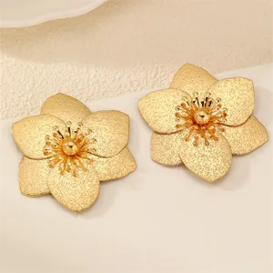 Goldfarbene metallische Blumen-Ohrstecker mit strukturierter Oberfläche, eleganter Modeschmuck.