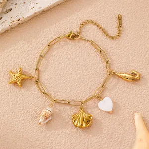 Goldenes Ozean Anhänger Armband, Strand Meer Muschel Seestern im boho Schmuck Detail.