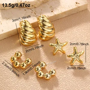Detailansicht des Goldmetall-Ohrring-Sets mit charmanten Muschel- und Seesternformen.