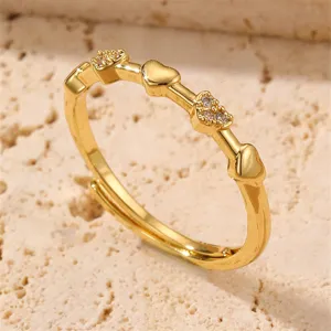 Vergoldeter, verstellbarer Ring mit filigranen Herzen und Zirkonia-Details, Nahaufnahme.