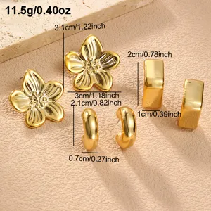 Detailansicht eines stilvollen goldenen Ohrring-Sets mit Blumen- und geometrischen Formen, mit Maßen.