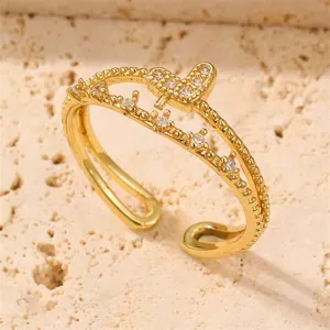 Exquisiter Zirkon Herz Offener Ring Detailansicht, goldener verstellbarer Damenschmuck Mode.