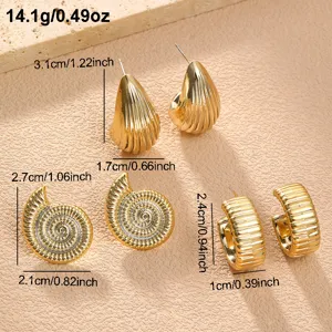 Nahaufnahme Details von goldenen Metall Muschel Creolen Set, Vintage Schmuck Design.