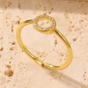 Zarter goldener offener Ring mit verstellbarer Passform und funkelndem Zirkonia-Kreis.