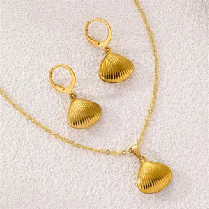 Nahaufnahme der eleganten goldenen Muschel Anhänger Halskette und Ohrringe Set.