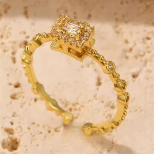 Vergoldeter offener Zirkonia Ring im Detail mit funkelndem Steinbesuch und feiner Struktur.
