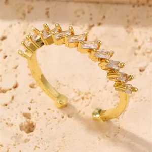 Wunderschöner goldener offener Ring mit funkelnden Baguette Zirkonia Steinen, verstellbar.
