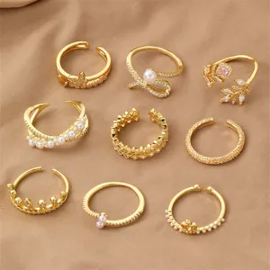 Set aus 9 verstellbaren, eleganten Goldringen mit Perlen und feinen Zirkoniasteinen.