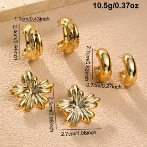 Goldfarbenes Metall Ohrring Set mit Blumen Ohrsteckern und schlichten Creolen Details.