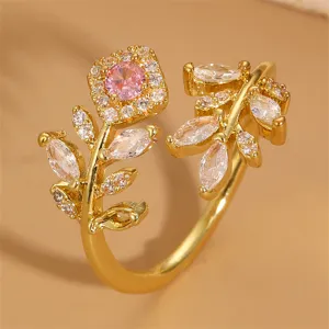 Nahaufnahme des vergoldeten offenen Blumenrings mit funkelnden rosa und weißen Zirkoniasteinen.